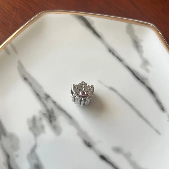 Pandora Canadian Maple Leaf Charm - Picture 2 of 4